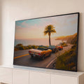 Três Mustangs clássicos em estrada costeira ao pôr do sol com palmeira e oceano, quadro decorativo