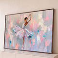 Quadro Decorativo Grande Bailarina em Pose para Sala Rosa | quadros decorativos para sala | bailarina em pose de ponta com tutu pastel sobre fundo abstrato texturizado | Porao dos Quadros