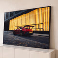 Porsche 911 GT3 vermelho com aerofólio em rua urbana diante de painéis dourados iluminados, quadro decorativo