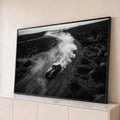 Quadro Decorativo Grande Carro Clássico Deserto para Sala | quadros decorativos para sala | carro clássico preto levantando poeira em estrada deserta vista de cima | Porao dos Quadros