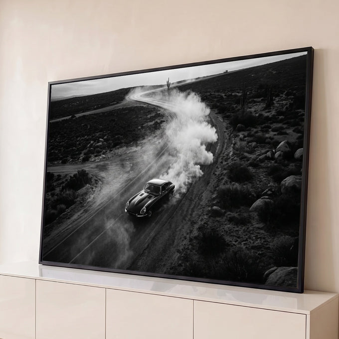 Quadro Decorativo Grande Carro Clássico Deserto para Sala | quadros decorativos para sala | carro clássico preto levantando poeira em estrada deserta vista de cima | Porao dos Quadros