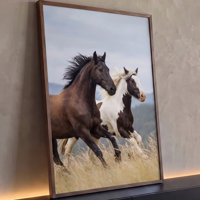 Quadro Decorativo Grande Cavalos Selvagens Marrom para Sala | quadros decorativos para sala | cavalos correndo em campo de capim dourado com crinas ao vento | Porao dos Quadros