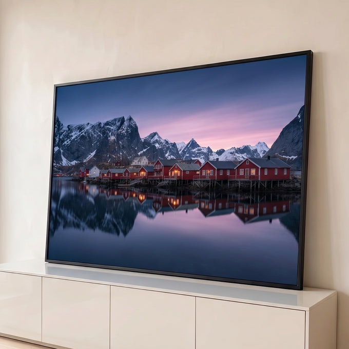 Quadro Decorativo Grande Paisagem para Sala Vermelho | quadros decorativos para sala | vila de casas vermelhas à beira d'água com montanhas nevadas ao entardecer | Porao dos Quadros