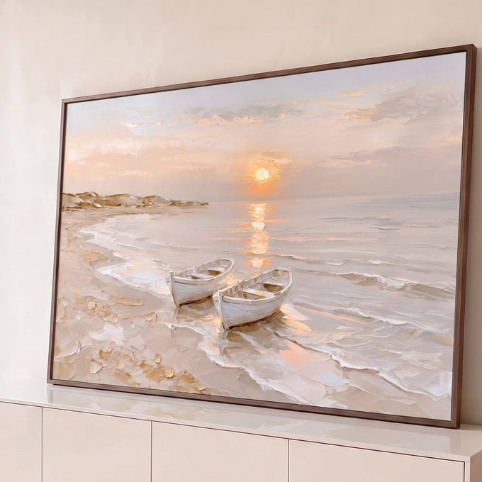 Dois barcos brancos na areia da praia com o sol se pondo e refletindo no mar em tons bege, quadro decorativo