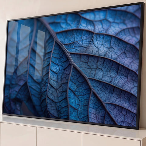 Fotografia macro de folha azul com nervuras e textura em detalhe, tons de azul e lilás, quadro decorativo