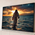 Jesus de túnica caminhando no mar ao pôr do sol com céu laranja e ondas azuis, quadro decorativo