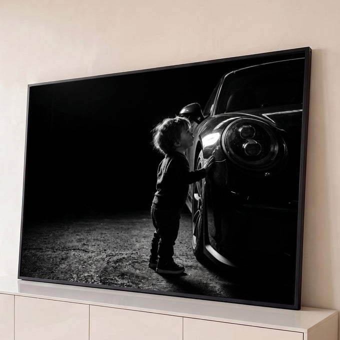 Quadro Decorativo Grande Criança Admirando para Sala Preto | quadros decorativos para sala | criança admirando carro esportivo escuro em fotografia preto e branco dramática | Porao dos Quadros