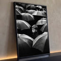 Fotografia preto e branco de menino solitário em meio a guarda-chuvas molhados na chuva, quadro decorativo