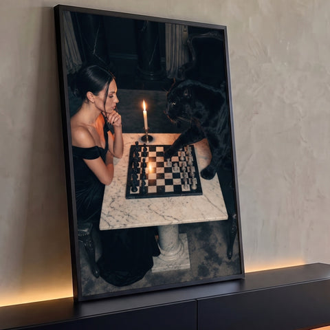 Mulher de vestido preto joga xadrez com pantera negra em mesa de mármore à luz de vela, quadro decorativo