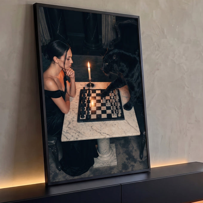 Mulher de vestido preto joga xadrez com pantera negra em mesa de mármore à luz de vela, quadro decorativo