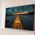Quadro Decorativo Grande Folha Amarela para Sala Amarelo | quadros decorativos para sala | folha amarela com gotas de chuva sobre faixa de estrada ao entardecer | Porao dos Quadros