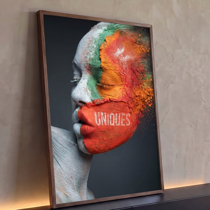 Rosto de mulher de perfil com olhos fechados e pó colorido laranja e verde se dispersando, quadro decorativo