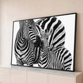 Zebra e filhote encostando os focinhos em fotografia preto e branco com fundo branco, quadro decorativo