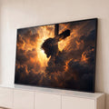 Jesus Cristo com coroa de espinhos diante da cruz entre nuvens douradas e raios de sol, quadro decorativo