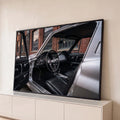 Interior de carro esportivo clássico prata com volante cromado e bancos de couro preto, quadro decorativo