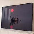 Pescadores em barco na neblina com sol vermelho, gaivotas e reflexo na água, quadro decorativo