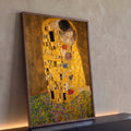Quadro Decorativo Grande Tela de Pinturas para Sala Dourado | quadros decorativos para sala | casal abraçado em mantos dourados ornamentados sobre campo florido, estilo Art Nouveau | Porao dos Quadros