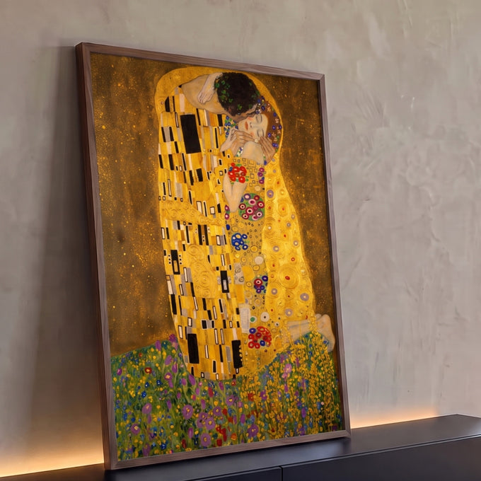 Quadro Decorativo Grande Tela de Pinturas para Sala Dourado | quadros decorativos para sala | casal abraçado em mantos dourados ornamentados sobre campo florido, estilo Art Nouveau | Porao dos Quadros