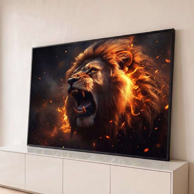 Leão rugindo com juba em chamas e fagulhas laranja sobre fundo escuro, quadro decorativo