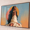 Ilustração de mulher indígena de cabelos longos e olhos fechados diante de sóis laranja, quadro decorativo