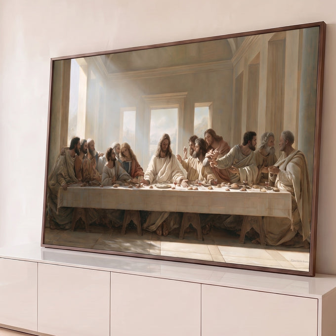 Santa Ceia realista com Jesus e apóstolos à mesa em salão com luz nas janelas, tons bege, quadro decorativo