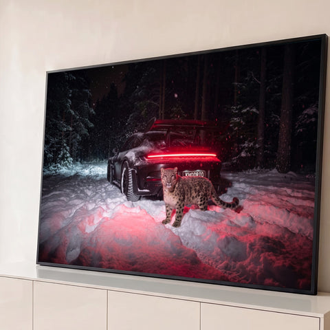 Porsche preto na floresta nevada à noite com leopardo-das-neves e lanterna vermelha, quadro decorativo