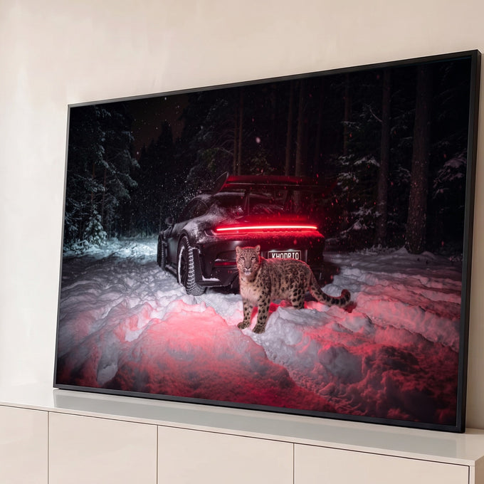 Porsche preto na floresta nevada à noite com leopardo-das-neves e lanterna vermelha, quadro decorativo