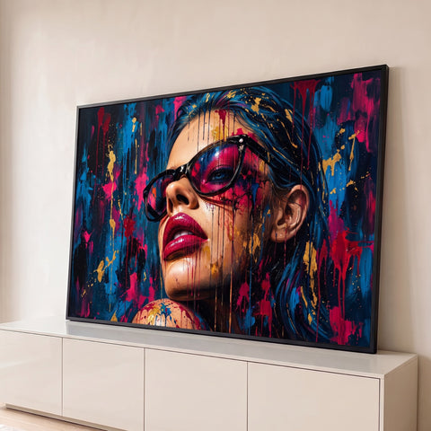 Mulher de óculos e batom vermelho com tinta escorrendo em azul, rosa e dourado, quadro decorativo