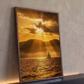 Quadro Decorativo Grande Veleiro ao Entardecer para Sala | quadros decorativos para sala | veleiro no mar dourado sob raios de sol entre nuvens e montanhas ao entardecer | Porao dos Quadros