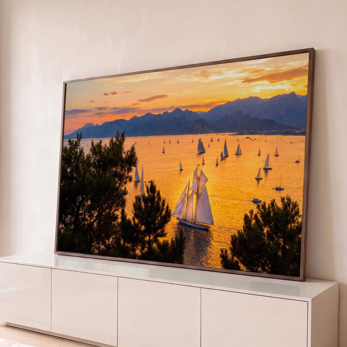 Quadro Decorativo Grande Veleiros ao Pôr do Sol para Sala | quadros decorativos para sala | veleiros em mar dourado ao pôr do sol com montanhas e pinheiros ao fundo | Porao dos Quadros