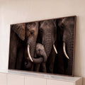 Fotografia de elefantes adultos envolvendo o filhote com as trombas em tons marrons, quadro decorativo