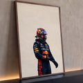 Piloto de Fórmula 1 de capacete e macacão azul-marinho sobre fundo bege texturizado, quadro decorativo