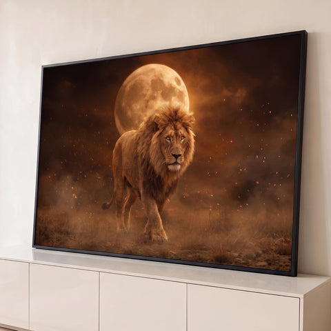 Leão majestoso caminhando na savana sob lua cheia, com faíscas e poeira em tons marrons, quadro decorativo