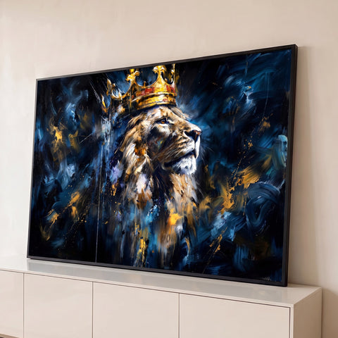 Leão de perfil com coroa dourada em pinceladas a óleo azuis e douradas sobre fundo escuro, quadro decorativo