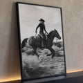 Cowgirl de chapéu galopando cavalo escuro no campo, foto preto e branco com movimento, quadro decorativo