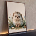Filhote de ouriço em aquarela entre flores azuis e folhagens sobre fundo bege, quadro decorativo
