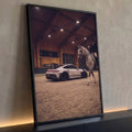 Porsche GT3 RS branco e amazona em cavalo tordilho em picadeiro coberto de madeira, quadro decorativo