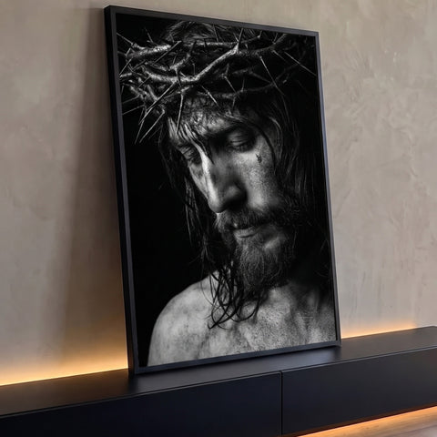 Jesus Cristo com coroa de espinhos e cabeça baixa em fotografia preto e branco, quadro decorativo