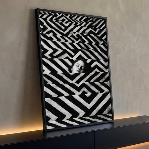 Rosto de olhos fechados surgindo entre degraus com padrão zigue-zague preto e branco, quadro decorativo