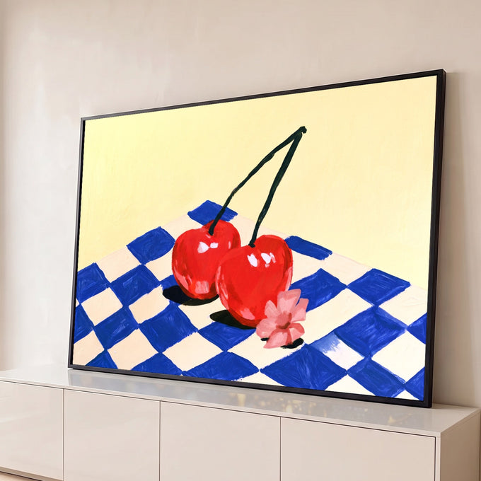 Pintura de duas cerejas vermelhas e flor rosa sobre toalha xadrez azul com fundo amarelo, quadro decorativo