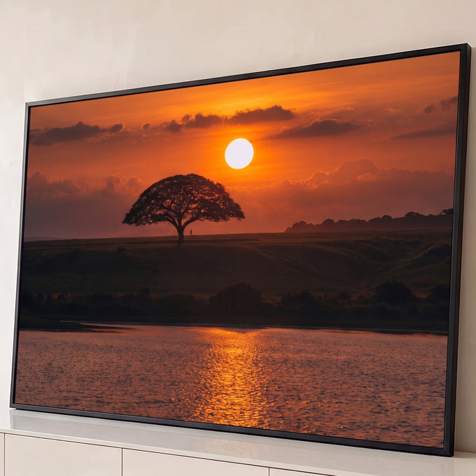 Quadro Decorativo Grande Árvore Solitária Campo para Sala | quadros decorativos para sala | árvore solitária em silhueta contra pôr do sol laranja com reflexo na água | Porao dos Quadros