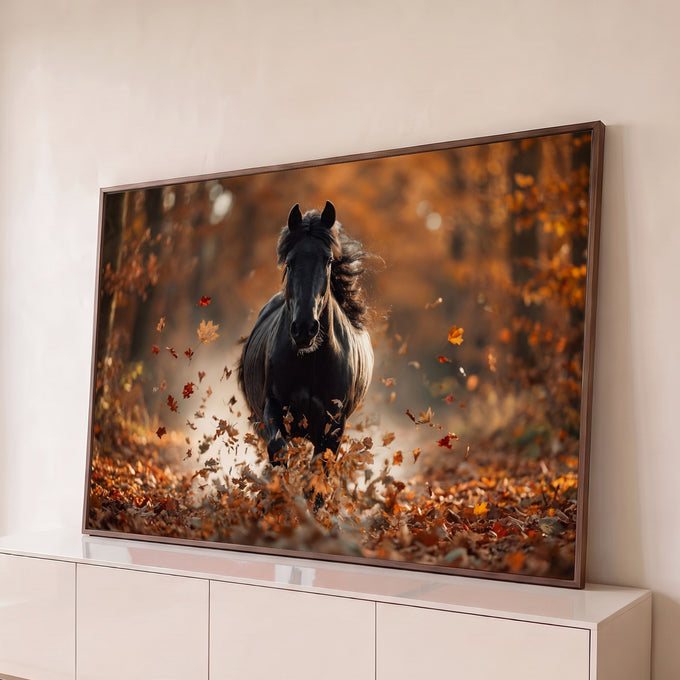 Cavalo negro correndo em floresta de outono com folhas laranja voando, quadro decorativo