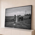 Quadro Decorativo Grande Menina Caminhando para Sala Preto | quadros decorativos para sala | menina de costas caminhando por estrada de terra em foto preto e branco | Porao dos Quadros