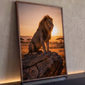 Quadro Decorativo Grande Leão na Savana para Sala Laranja | quadros decorativos para sala | leão sentado em rocha com juba dourada durante pôr do sol na savana | Porao dos Quadros