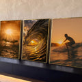 Quadro Decorativo Grande Surf ao Pôr do Sol para Sala | quadros decorativos para sala | surfistas e onda dourada ao pôr do sol em três cenas de praia | Porao dos Quadros