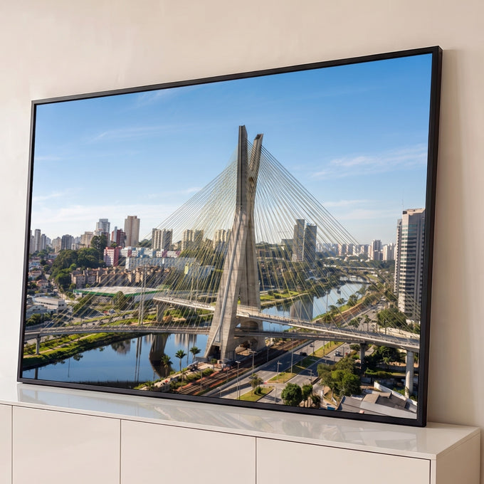 Ponte Estaiada sobre o Rio Pinheiros com prédios de São Paulo e céu azul ensolarado, quadro decorativo