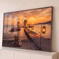 Quadro Decorativo Grande Pôr do Sol Violão para Sala Laranja | quadros decorativos para sala | pôr do sol dourado com moinhos de vento, píer iluminado e violão na praia | Porao dos Quadros