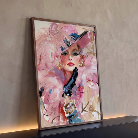 Retrato de mulher com chapéu rosa, plumas, luva preta e brincos dourados em pinceladas, quadro decorativo