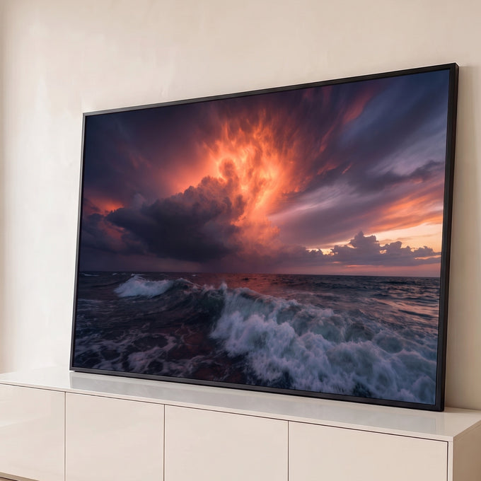 Quadro Decorativo Grande Céu de Fogo para Sala Laranja | quadros decorativos para sala | céu em tons de fogo com nuvem em formato de labareda sobre mar agitado | Porao dos Quadros