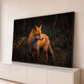 Raposa-vermelha de perfil entre samambaias e frutinhas vermelhas numa floresta escura, quadro decorativo